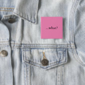 Vierkante speld/knop, "...wat?" button 5,1 cm (In situ)
