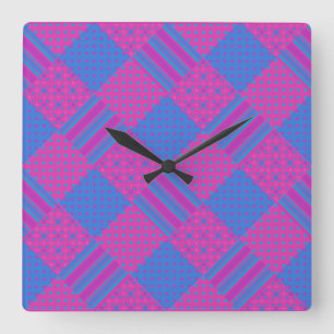 Vierkante wandklok: magenta, blauw faux-patchwork klok