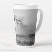 Vieux arbre d'hiver Latte Mug (Angle droit)