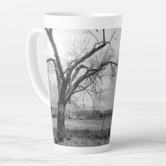 Vieux arbre d'hiver Latte Mug (Angle gauche)