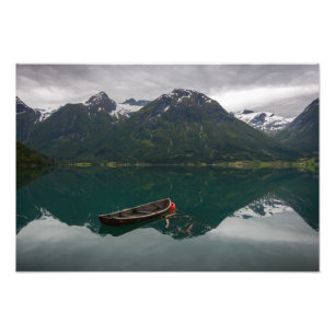 Vieux bateau à rames avec la photo de réflexion