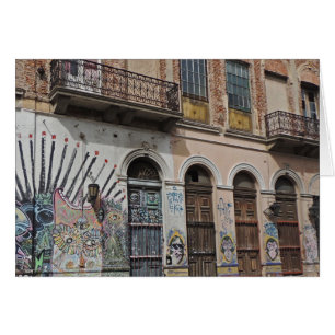 Vieux bâtiment avec le graffiti et les portes de