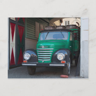 Vieux camion avec bière - carte postale