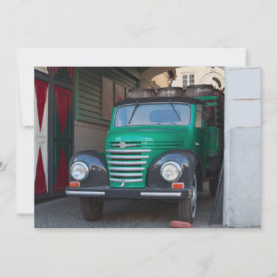 Vieux camion avec bière - invitation