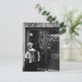 Vieux homme avec carte postale accordéon (Debout devant)