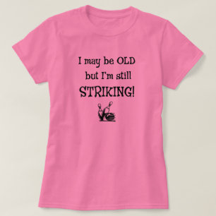 Vieux lanceur heurtant toujours le T-shirt