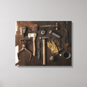 Vieux outils sur l'enveloppe en bois de toile