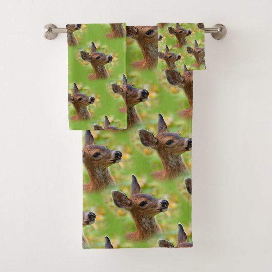 Vignetted Portret of Smiling Blacktail Deer Fawn Bad Handdoek (Insitu)