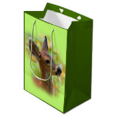 Vignetted Portret of Smiling Blacktail Deer Fawn Medium Cadeauzakje (Voorkant Gekanteld)