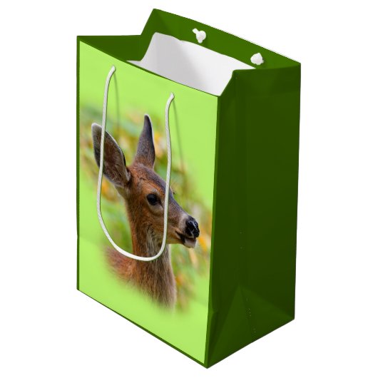 Vignetted Portret of Smiling Blacktail Deer Fawn Medium Cadeauzakje (Voorkant Gekanteld)