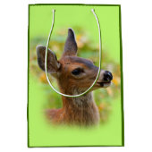 Vignetted Portret of Smiling Blacktail Deer Fawn Medium Cadeauzakje (Voorkant)