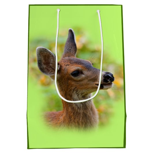 Vignetted Portret of Smiling Blacktail Deer Fawn Medium Cadeauzakje (Achterkant)