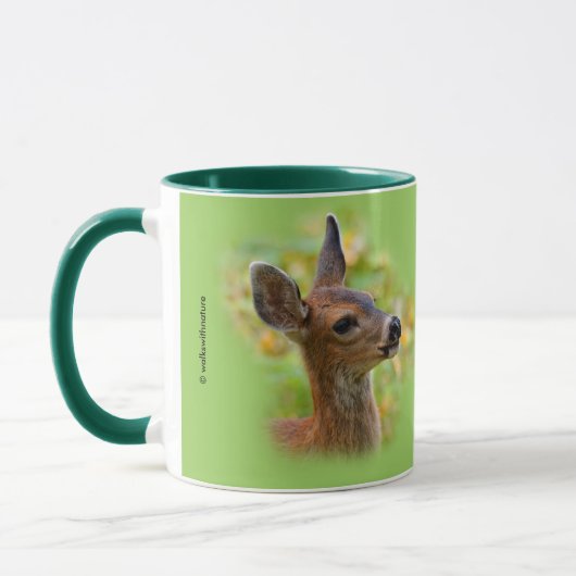 Vignetted Portret of Smiling Blacktail Deer Fawn Mok (Links)