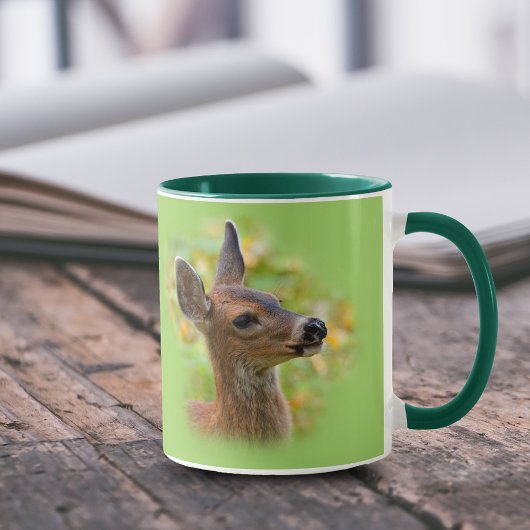 Vignetted Portret of Smiling Blacktail Deer Fawn Mok