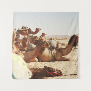VIJF CAMELS OP VELD WANDKLEED
