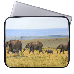 VIJF ELEPHANTS OP BROWN GRASS LAPTOP SLEEVE