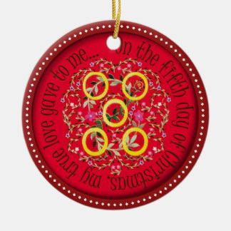 Vijf goudringen keramisch ornament