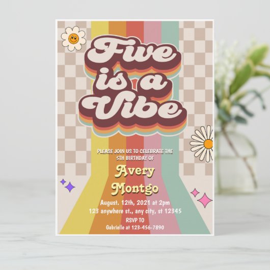 Vijf is een Vibe Groovy 5th Birthday uitnodiging (Staand voorkant)