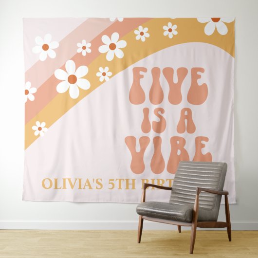 Vijf is een Vibe Groovy Daisy 5e verjaardagsbanner Wandkleed (In Situ (horizontaal))