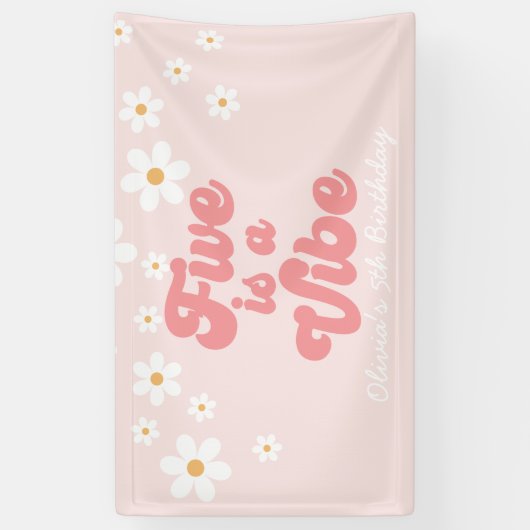 Vijf is een Vibe Retro Daisy Pink 5e verjaardag Spandoek (Verticaal)