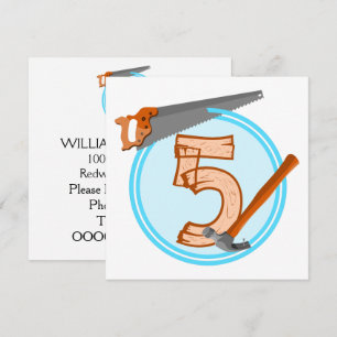 Vijf jaar oude jongen die op deze dag met hulpmidd kaart