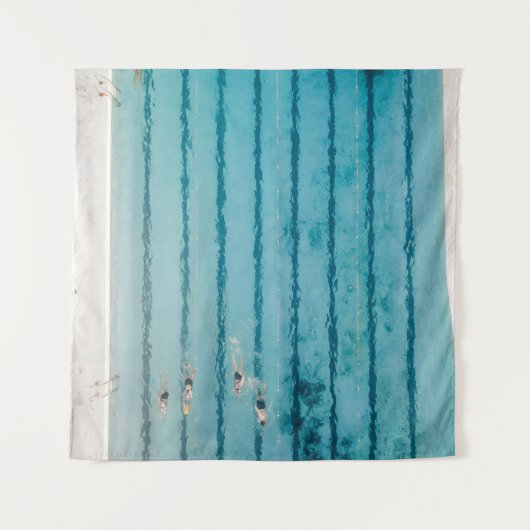 Vijf mensen zwemmen in een zwembad wandkleed (Voorkant)