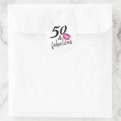 Vijftig en Fabulous Modern Script Kiss lipstick Ronde Sticker (Tas)
