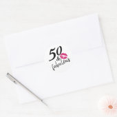 Vijftig en Fabulous Modern Script Kiss lipstick Ronde Sticker (Envelop)