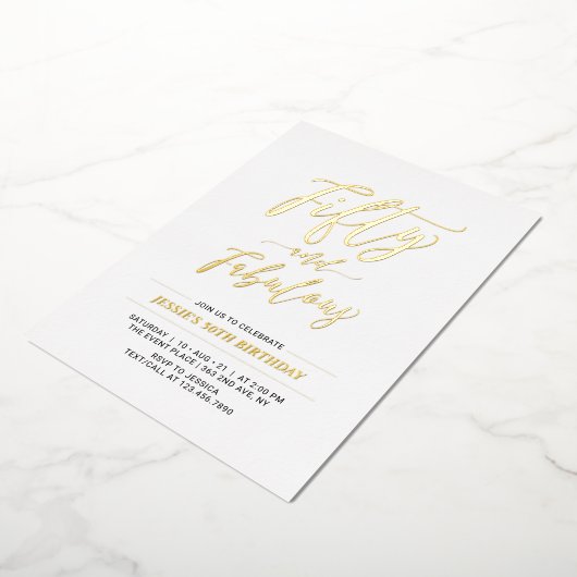 Vijftig en verbluffend | Moderne goudprijs 50e ver Folie Uitnodiging (Gedraaid)