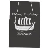 Viking schip/beugboot met aangepaste achtergrondkl medium cadeauzakje (Achterkant)