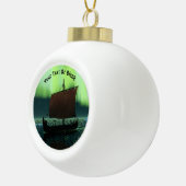 Viking Ship under Northern Lights Keramische Bal Ornament (Rechts)