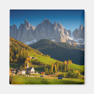 Village de Dolomites en automne aimant souvenir