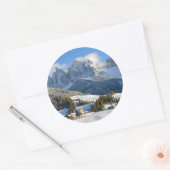 Village des Dolomites en hiver autocollant rond (Enveloppe)