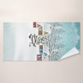 Village paysage d'hiver avec maisons couvertes de (Serviette de bain)