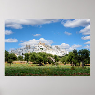 Ville blanche Ostuni avec des oliviers, affiche de