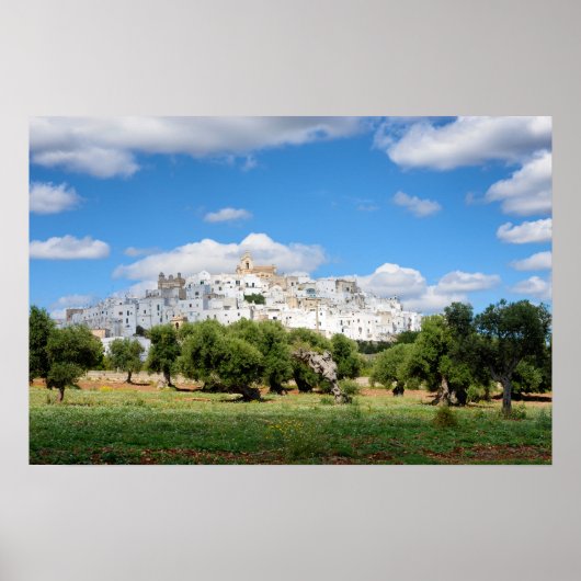 Ville blanche Ostuni avec des oliviers, affiche de (Devant)