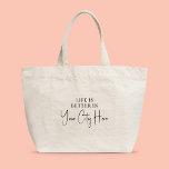 Ville personnalisée Moderne Design Script La vie e<br><div class="desc">La vie est meilleure dans votre ville PERSONNALISÉE conception de script sur ce sac fourre-tout est non seulement tendance et élégant, mais sert également de rappel pour embrasser la beauté et l'excitation de votre ville. Que vous soyez un local ou un visiteur, ce sac fourre-tout est le moyen idéal de...</div>