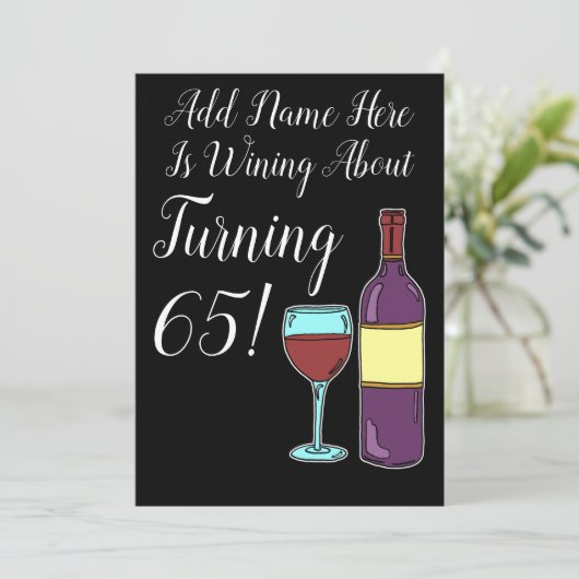 Vin Environ 65e anniversaire Funny Invitation (Debout devant)