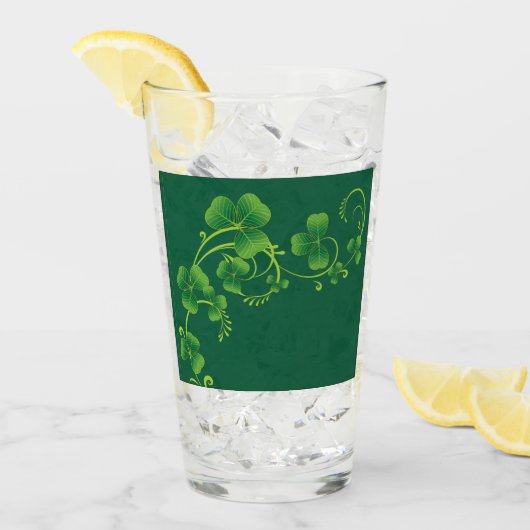 Vin et verre de trèfle de Saint-Patricks (Devant glace)