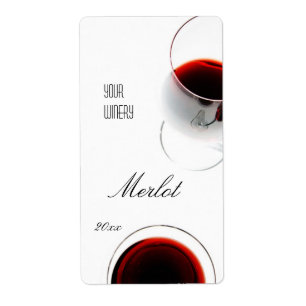 Vin rouge dans un étiquette de verre