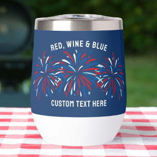Vin rouge et feu d'artifice bleu 4 juillet personn