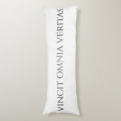 VINCIT OMNIA VERITAS BODY PILLOW LICHAAMSKUSSEN (Voorkant Verticaal)