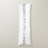 VINCIT OMNIA VERITAS BODY PILLOW LICHAAMSKUSSEN (Achterkant (Verticaal))