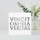 VINCIT OMNIA VERITAS - Licht (Staand voorkant)