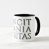 VINCIT OMNIA VERITAS - Lichte Mok (Voorkant rechts)