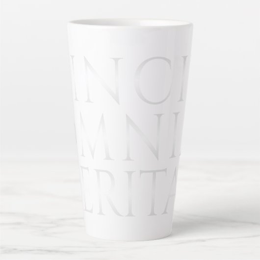 VINCIT OMNIA VERITAS - Light Latte Mok (Voorkant)
