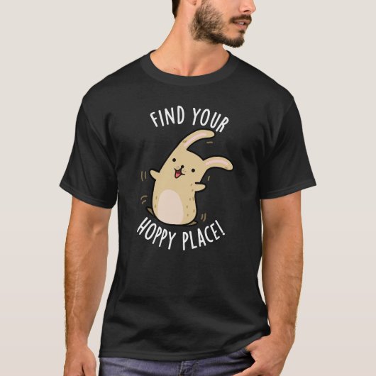 Vind uw Hoppy Place Funny Rabbit Pun Dark BG T-shirt (Voorkant)