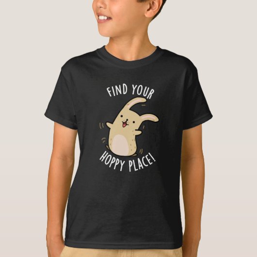 Vind uw Hoppy Place Funny Rabbit Pun Dark BG T-shirt (Voorkant)