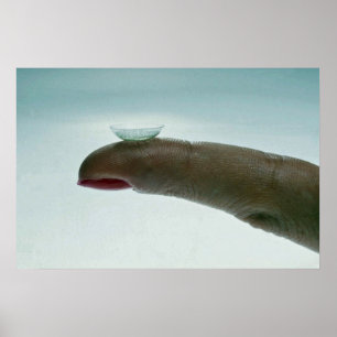 Vinger die een contactlens heeft poster