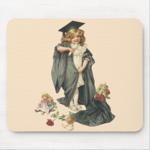 Vintage afstuderen, meisje met een baret en toga muismat
